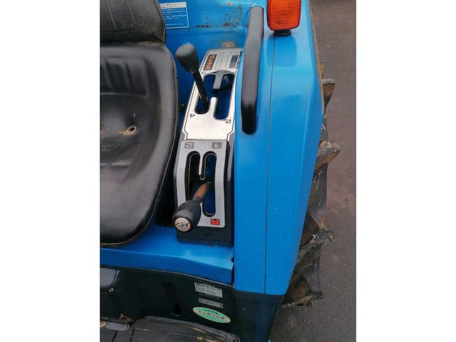 Iseki tu217f vierwielaangedreven minitractor - afbeelding 8 van  13