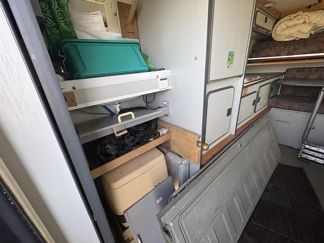 Isuzu 2500 diesel met tischer camper opbouw - afbeelding 5 van  14