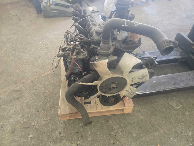 Isuzu c240 dieselmotor - afbeelding 8 van  11