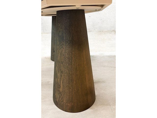 Italiaanse keramische tafel met walnoot poten - afbeelding 3 van  4