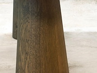 Italiaanse keramische tafel met walnoot poten - afbeelding 3 van  4