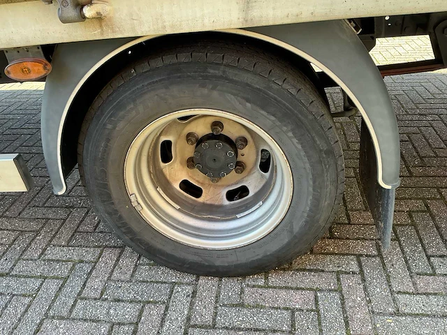Iveco daily 35s18 hi-matic bedrijfswagen met open laadbak en batterij gekoppeld aan zonnepaneel - afbeelding 17 van  32