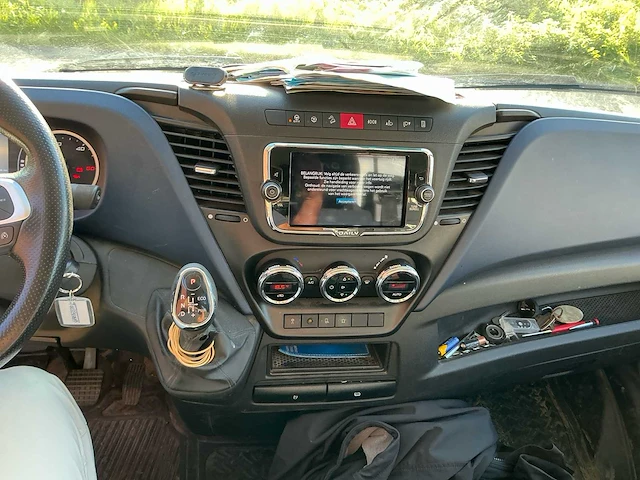 Iveco daily 35s18 hi-matic bedrijfswagen met open laadbak en batterij gekoppeld aan zonnepaneel - afbeelding 32 van  32