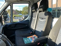 Iveco daily 35s18 hi-matic bedrijfswagen met open laadbak en batterij gekoppeld aan zonnepaneel - afbeelding 7 van  32