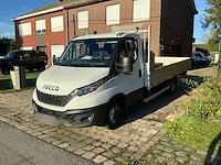 Iveco daily 35s18 hi-matic bedrijfswagen met open laadbak en batterij gekoppeld aan zonnepaneel - afbeelding 1 van  32