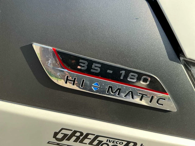 Iveco daily 35s18 hi-matic bedrijfswagen met open laadbak en batterij gekoppeld aan zonnepaneel - afbeelding 13 van  32