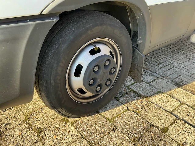 Iveco daily 35s18 hi-matic bedrijfswagen met open laadbak en batterij gekoppeld aan zonnepaneel - afbeelding 14 van  32