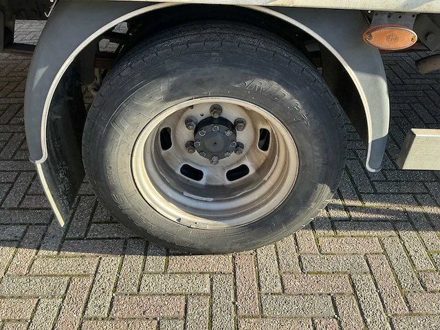 Iveco daily 35s18 hi-matic bedrijfswagen met open laadbak en batterij gekoppeld aan zonnepaneel - afbeelding 19 van  32