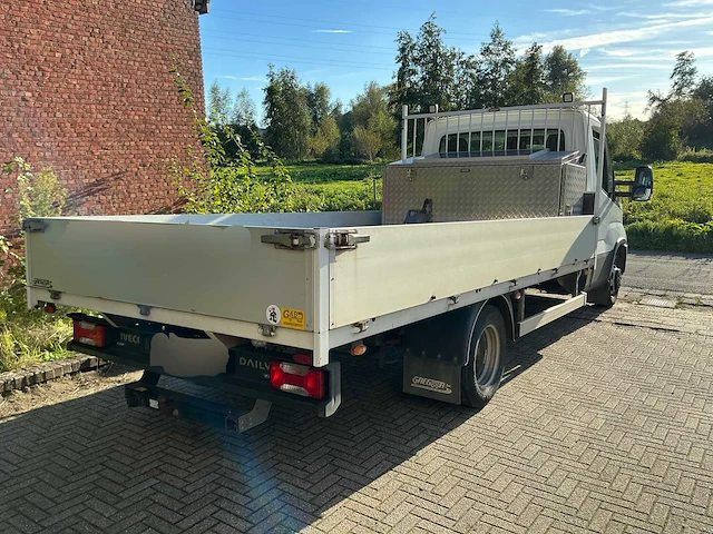 Iveco daily 35s18 hi-matic bedrijfswagen met open laadbak en batterij gekoppeld aan zonnepaneel - afbeelding 27 van  32