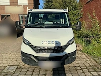 Iveco daily 35s18 hi-matic bedrijfswagen met open laadbak en batterij gekoppeld aan zonnepaneel - afbeelding 29 van  32