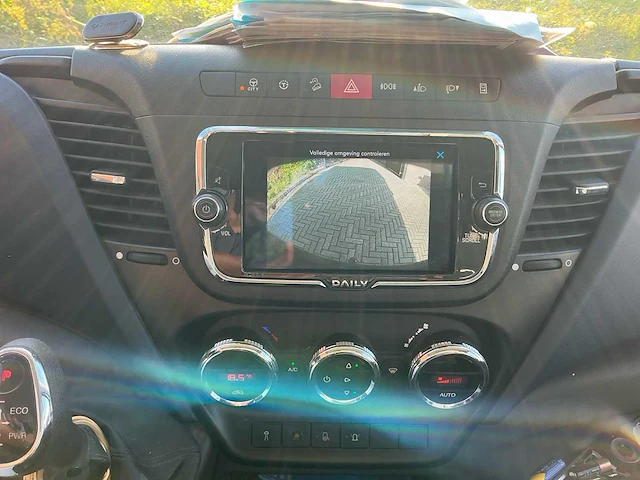 Iveco daily 35s18 hi-matic bedrijfswagen met open laadbak en batterij gekoppeld aan zonnepaneel - afbeelding 32 van  32