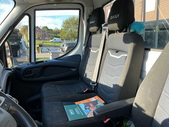 Iveco daily 35s18 hi-matic bedrijfswagen met open laadbak en batterij gekoppeld aan zonnepaneel - afbeelding 15 van  32