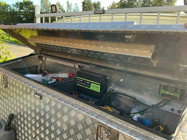 Iveco daily 35s18 hi-matic bedrijfswagen met open laadbak en batterij gekoppeld aan zonnepaneel - afbeelding 18 van  32