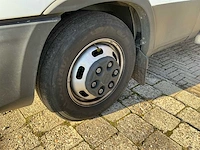 Iveco daily 35s18 hi-matic bedrijfswagen met open laadbak en batterij gekoppeld aan zonnepaneel - afbeelding 2 van  32