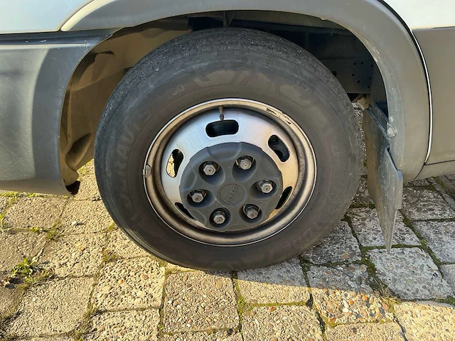 Iveco daily 35s18 hi-matic bedrijfswagen met open laadbak en batterij gekoppeld aan zonnepaneel - afbeelding 3 van  32