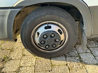 Iveco daily 35s18 hi-matic bedrijfswagen met open laadbak en batterij gekoppeld aan zonnepaneel - afbeelding 3 van  32