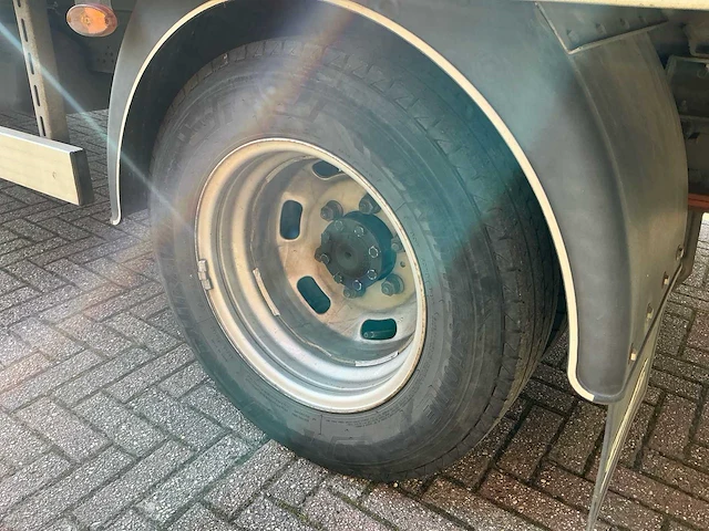 Iveco daily 35s18 hi-matic bedrijfswagen met open laadbak en batterij gekoppeld aan zonnepaneel - afbeelding 4 van  32