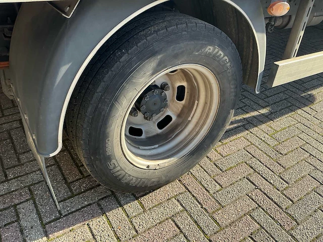 Iveco daily 35s18 hi-matic bedrijfswagen met open laadbak en batterij gekoppeld aan zonnepaneel - afbeelding 6 van  32