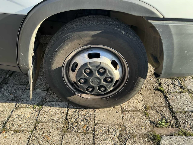 Iveco daily 35s18 hi-matic bedrijfswagen met open laadbak en batterij gekoppeld aan zonnepaneel - afbeelding 8 van  32