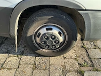 Iveco daily 35s18 hi-matic bedrijfswagen met open laadbak en batterij gekoppeld aan zonnepaneel - afbeelding 8 van  32