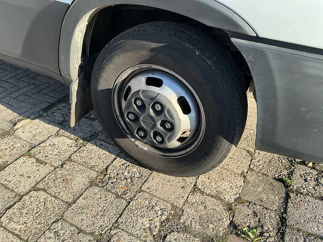 Iveco daily 35s18 hi-matic bedrijfswagen met open laadbak en batterij gekoppeld aan zonnepaneel - afbeelding 9 van  32