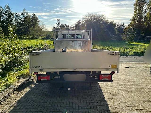 Iveco daily 35s18 hi-matic bedrijfswagen met open laadbak en batterij gekoppeld aan zonnepaneel - afbeelding 30 van  32