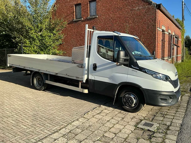 Iveco daily 35s18 hi-matic bedrijfswagen met open laadbak en batterij gekoppeld aan zonnepaneel - afbeelding 21 van  32