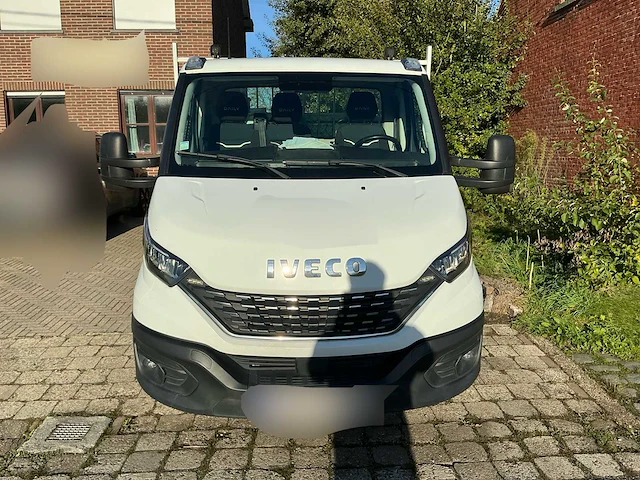 Iveco daily 35s18 hi-matic bedrijfswagen met open laadbak en batterij gekoppeld aan zonnepaneel - afbeelding 22 van  32