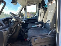 Iveco daily 35s18 hi-matic bedrijfswagen met open laadbak en batterij gekoppeld aan zonnepaneel - afbeelding 23 van  32