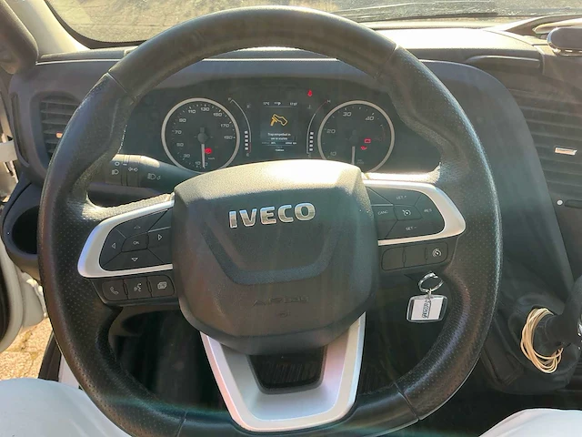 Iveco daily 35s18 hi-matic bedrijfswagen met open laadbak en batterij gekoppeld aan zonnepaneel - afbeelding 24 van  32