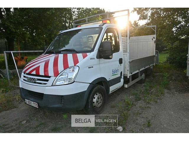 Iveco daily lichte vrachtwagen met dhollandia laadklep - afbeelding 13 van  21