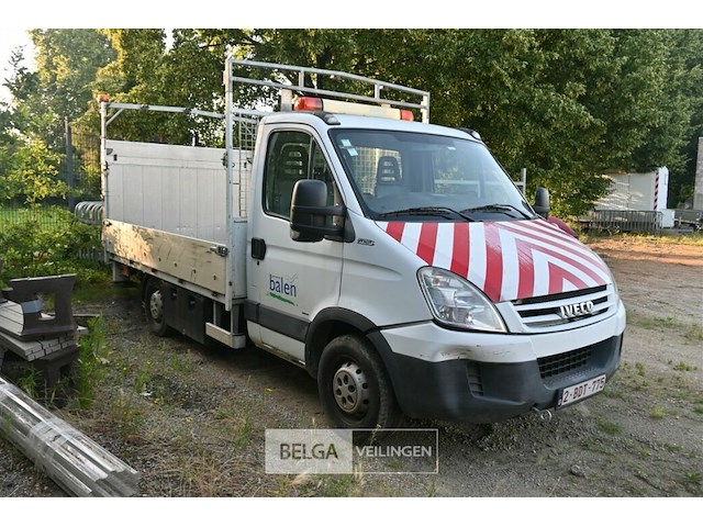 Iveco daily lichte vrachtwagen met dhollandia laadklep - afbeelding 1 van  21
