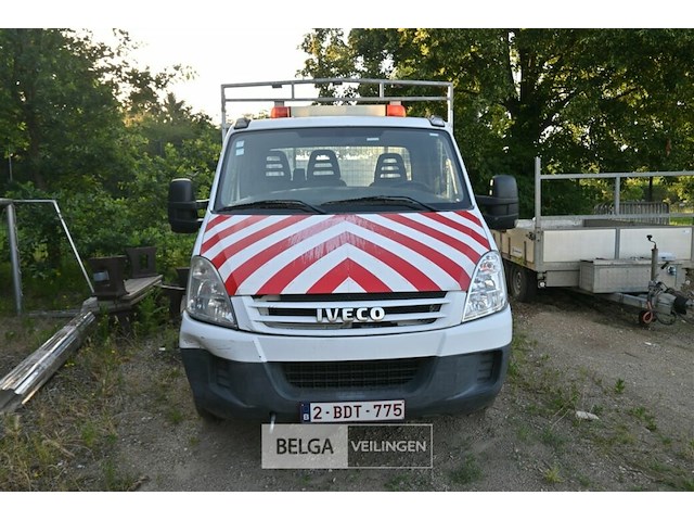 Iveco daily lichte vrachtwagen met dhollandia laadklep - afbeelding 2 van  21