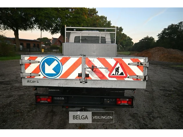Iveco daily lichte vrachtwagen met kipbak - afbeelding 14 van  26