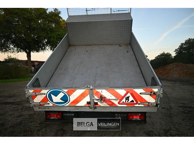 Iveco daily lichte vrachtwagen met kipbak - afbeelding 23 van  26