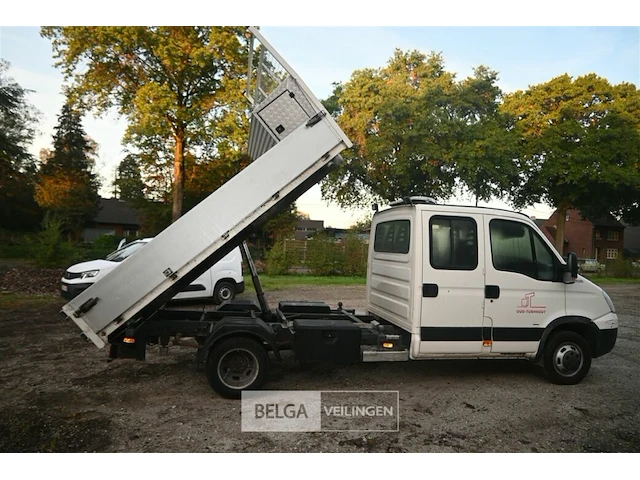 Iveco daily lichte vrachtwagen met kipbak - afbeelding 24 van  26