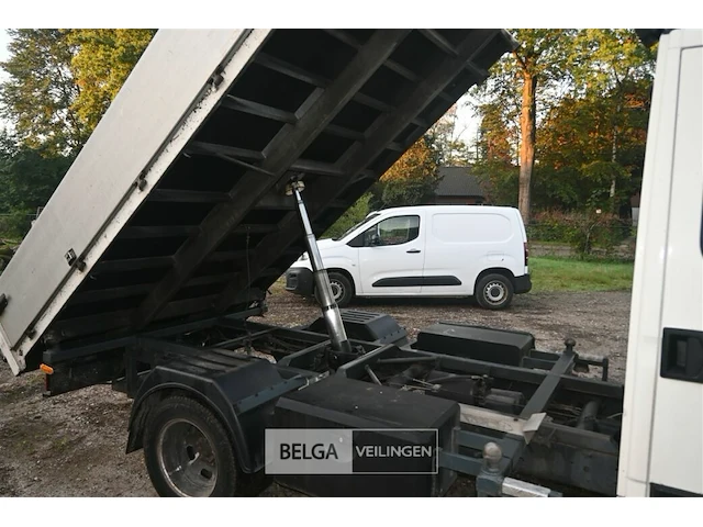 Iveco daily lichte vrachtwagen met kipbak - afbeelding 25 van  26