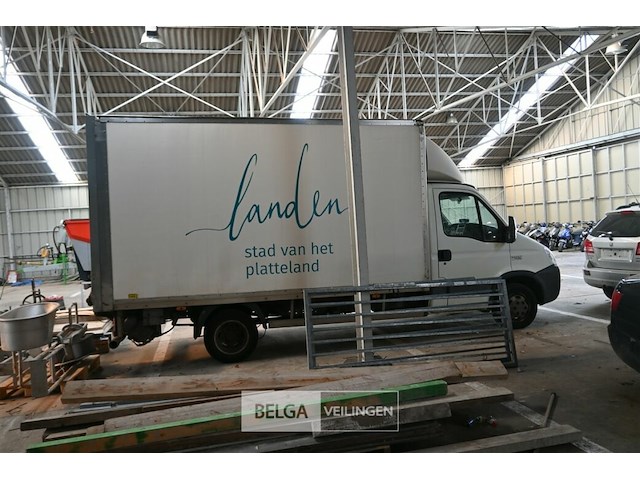 Iveco daily lichte vrachtwagen met laadklep - afbeelding 6 van  17