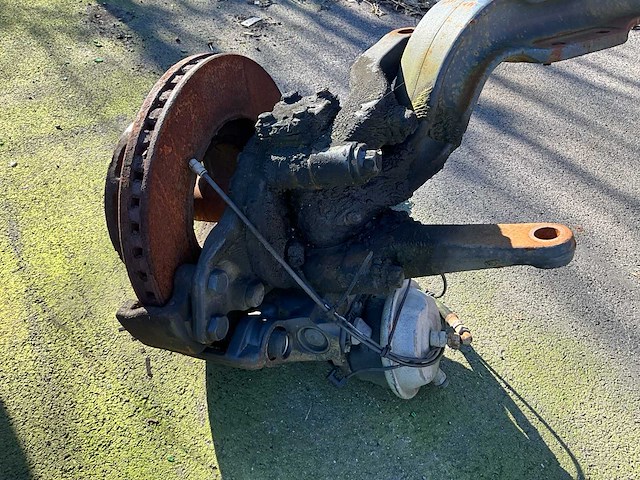 Iveco vrachtwagenas vooraan - afbeelding 2 van  11