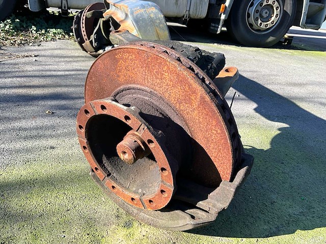 Iveco vrachtwagenas vooraan - afbeelding 3 van  11