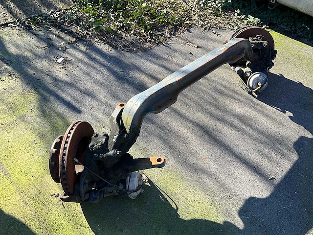 Iveco vrachtwagenas vooraan - afbeelding 1 van  11