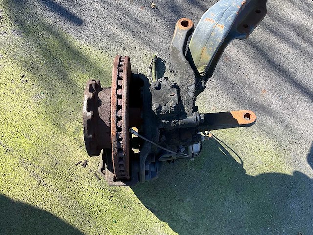 Iveco vrachtwagenas vooraan - afbeelding 6 van  11