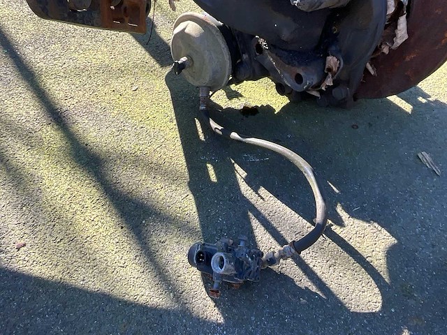 Iveco vrachtwagenas vooraan - afbeelding 1 van  6