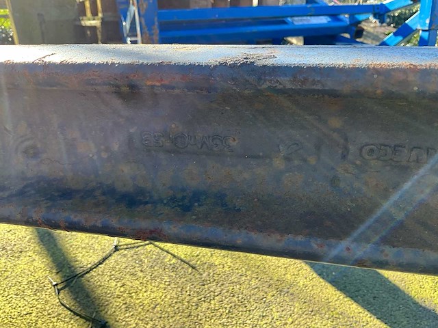 Iveco vrachtwagenas vooraan - afbeelding 2 van  6