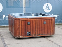 Jacuzzi met uitschuifbare tv - afbeelding 1 van  1