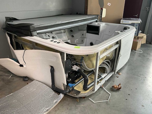 Jacuzzi - afbeelding 1 van  9