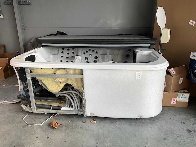 Jacuzzi - afbeelding 2 van  9