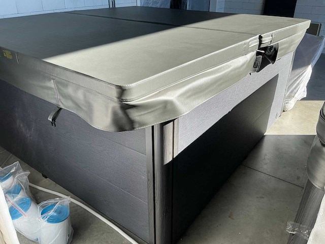 Jacuzzi - afbeelding 1 van  4