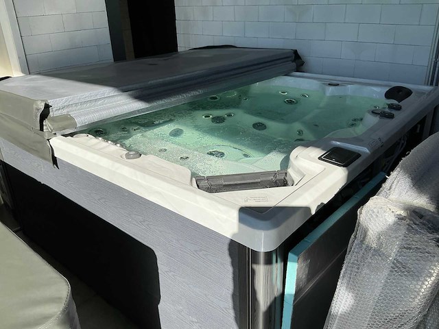 Jacuzzi - afbeelding 2 van  4
