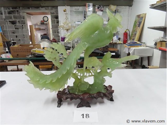 Jade beeld op houten sokkel - afbeelding 1 van  5